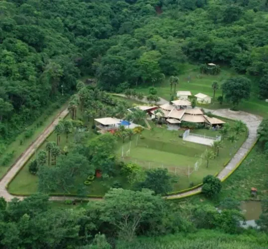 Imóvel para venda possui 72000 metros quadrados com 4 quartos