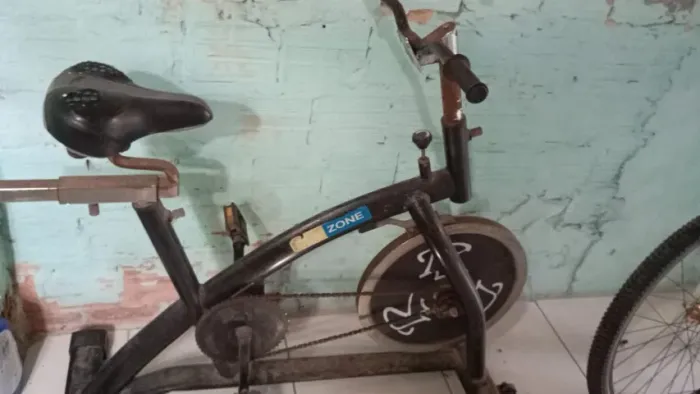 Bicicleta Ergométrica com sinais de ferrugem mas funcionando normalmente