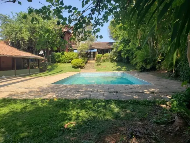 Ótima Área para fazer condomínio,localização ótima,no miolo da Granja Viana,perto de tudo.