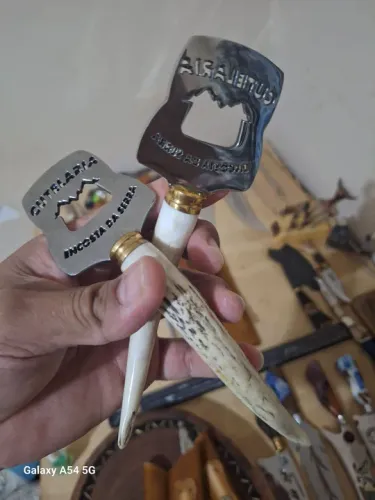 Abridor em chifre de cervo legítimo.
