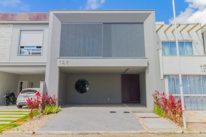 Casa com três suítes 217m² em condomínio fechado no Deltavile