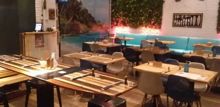 Mesa macica + 2 cadeiras eames pés de madeira 