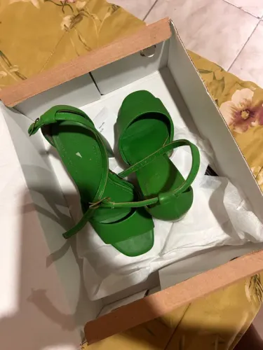 Sandália de salto verde