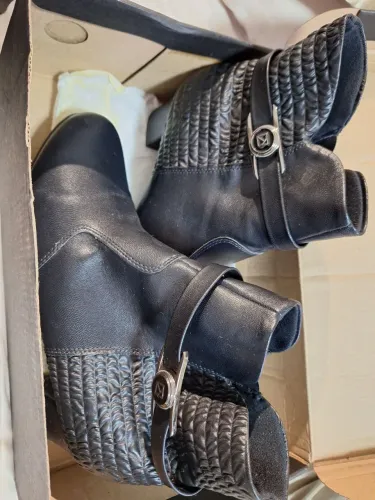 Botas de couro pretas com detalhes