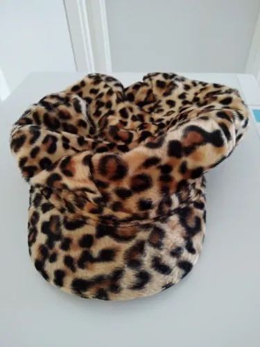 Boné de pelúcia com estampa de onça