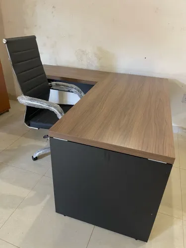 Mesa 1.50x1.60 + Cadeira de Escritório em L Amadeirada