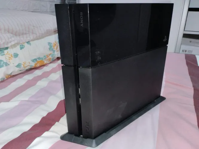 Ps4 muito conservado. Acompanha 13 jogos. Manutenção preventiva feita recentemente