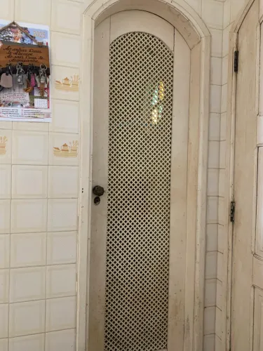 Porta em madeira maciça estilo colonial 