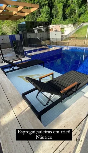 Cadeiras espreguiçadeiras móveis área piscina