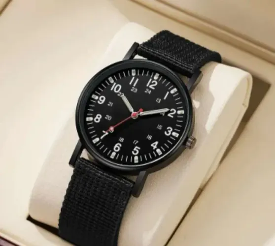 Relógio de pulso preto com pulseira de tecido