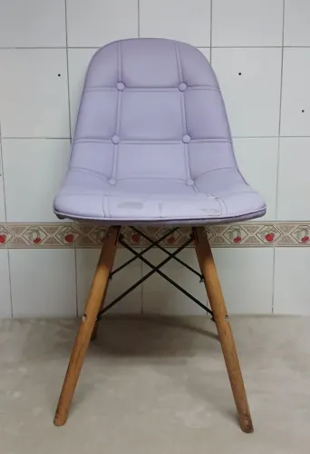 Cadeira Charles Eames Botonê Estofada Lilás<br>