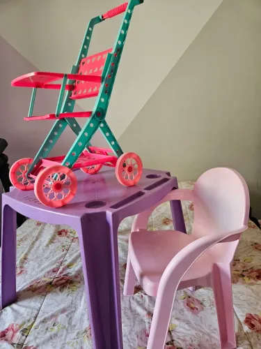 Mesa cadeira  e carrinho de boneca infantil 