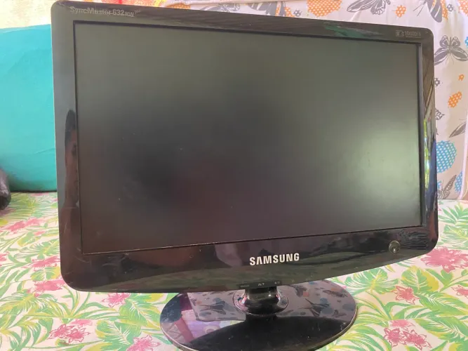 Monitor Samsung 15.6" SyncMaster (Com Mancha na Tela - Barato para Sair Hoje)