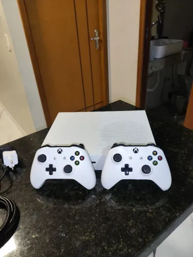 Xbox One S 1TB Branco - Estado de Novo (Super Conservado) + 2 Controles