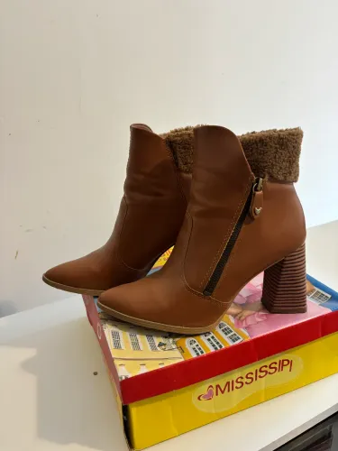 Bota Cano Curto Marrom com Pelinho