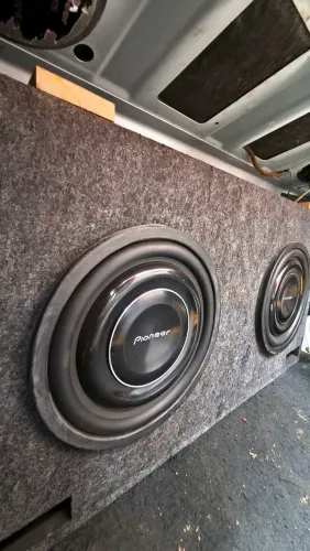 Caixa de grave com dois pionner slim de 10 polegadas, 400 rms cada.