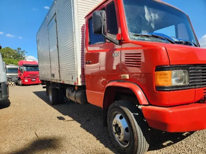 Baú  5.50m MB 710 2000