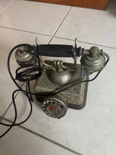 Telefone de bronze antigo - antiguidade 