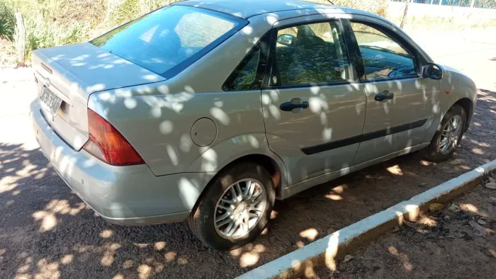 Ford Focus Ghia Sed. 2.0 16v/ 2.0 16V Flex 4P 2001