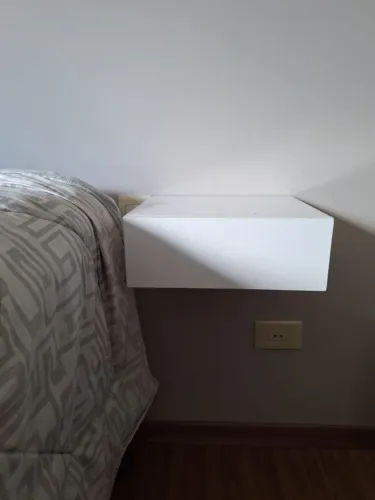 mesa de cabeceira ou criado mudo suspenso