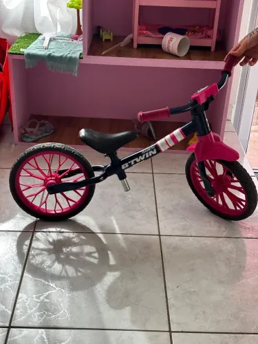 Bicicleta de equilíbrio infantil menina