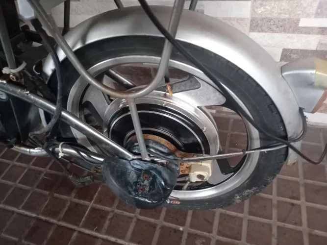Duas bicicletas elétricas lev