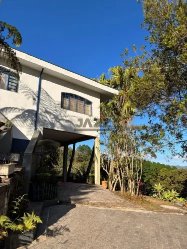 Chácara Estilo Colonial à Venda em Atibaia - Qualidade de Vida Próximo à Capital