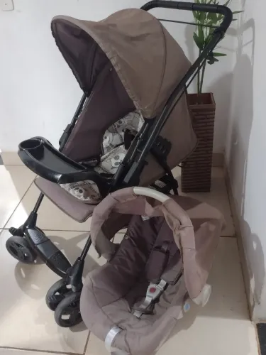 Carrinho com bebê conforto 