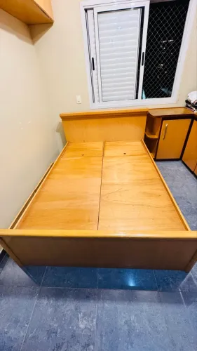 Cama de casal compacta de madeira maciça. Diversos compartimentos. 