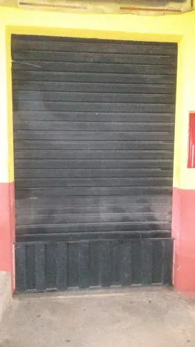 Vendo porta de aço 1.80 largura, (com mola tranca do meio e a chave)