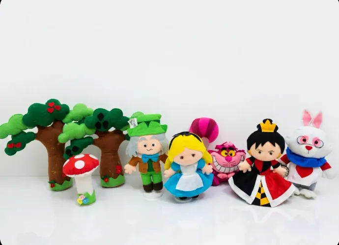 ALICE NO PAÍS DAS MARAVILHAS - KIT 5 PERSONAGENS FELTRO 30CM + 2 ÁRVORES E 1 COGUMELO. SSA