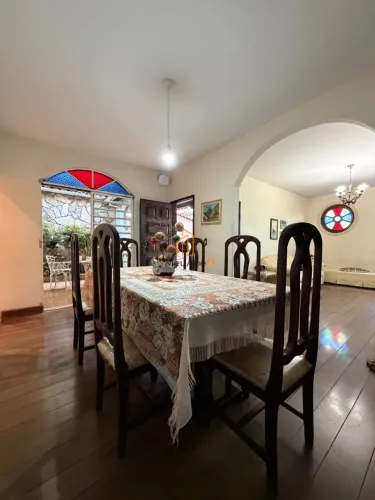 Casa de 4 quartos com 300 m² e 3 vagas no Alto Caiçaras!