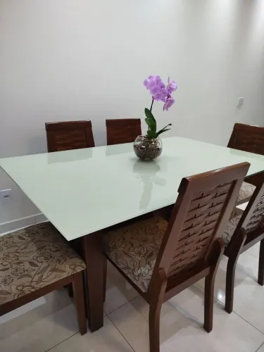 Mesa de jantar 6 cadeiras e tampo de vidro.