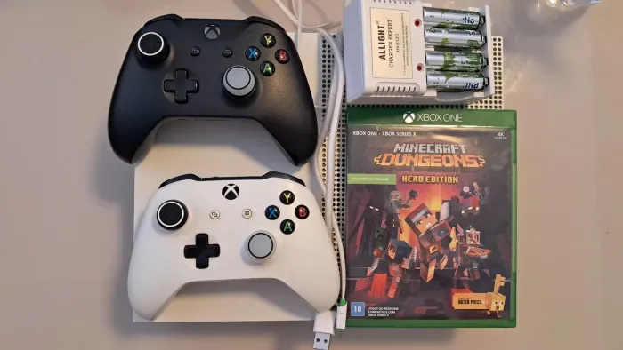 XBOX ONE S + 2 CONTROLES *ACEITO TROCAS*