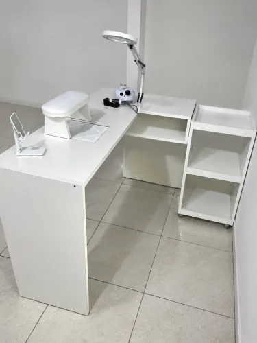 Mesa de manicure em L + carrinho auxiliar