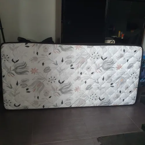 Colchão de mola solteiro largura 88cm em otimo estado