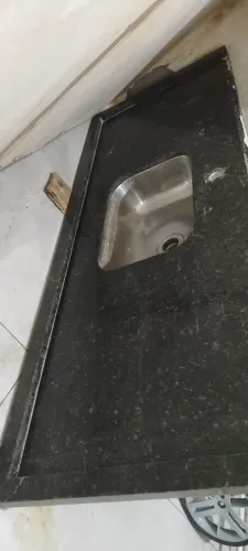 Vende se uma pia de granito