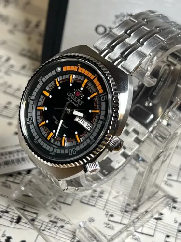 Relógio Orient Weekly Auto Diver 200m Automático Vintage Reissue Mostrador Preto e Laranja