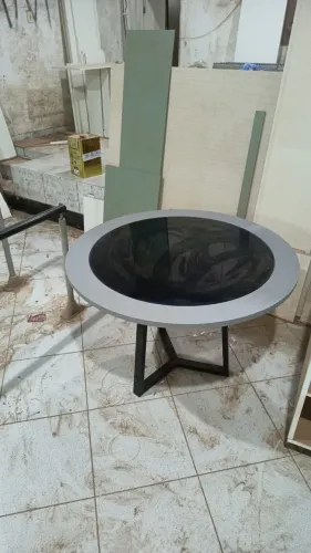 Mesa redonda com tampo de vidro e pé de metalon 