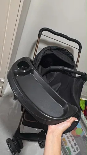 Carrinho para bebê com bebê conforto