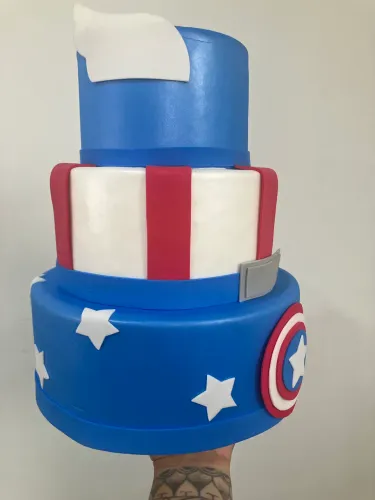 Vendo bolo fake do Capitão América, em perfeito estado.