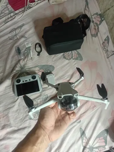 Drone dji mini 3 controle com tela + beg de transporte + hélices reserva 