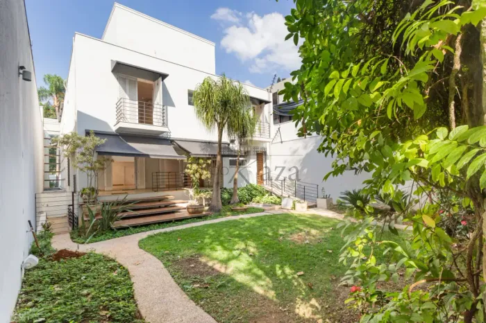 Casa - Vila Nova Conceição - 4 Dormitórios - 819m².