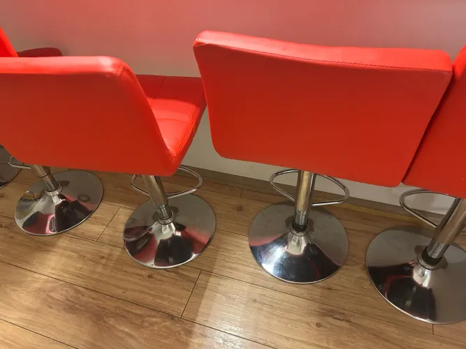VENDER HOJE - 5 Banquetas Hidráulicas Vermelhas - Estado de Novas