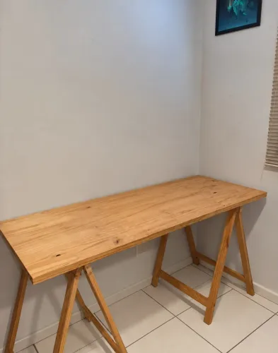 Escrivaninha de madeira pinus com cavaletes | 150 × 60 cm
