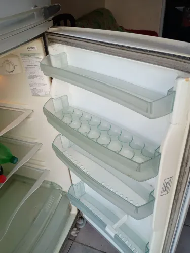 Vendo uma geladeira degelo seco duas portas Brastemp