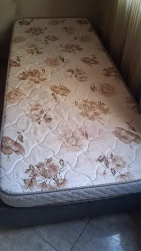 Cama de solteiro box com colchão é geladeira