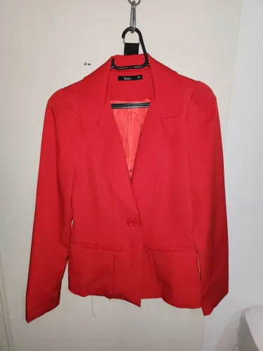 Blazer Lott um vermelho e um preto