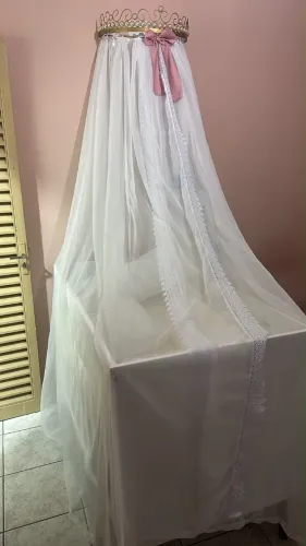 Cortinado Mosqueteiro em Voil para berço