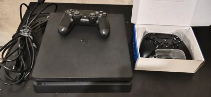 Vendo um PS 4 slim 1T de memória, em perfeito estado vem com dois controles
